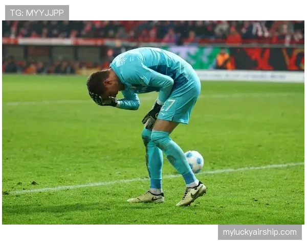 警方通报:一名男子因在英超比赛中向球场投掷杂物被捕