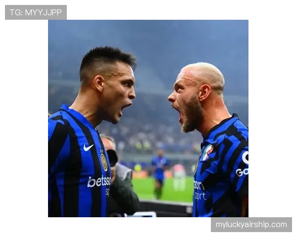 比赛中断:卡利亚里球迷抗议判罚向场内投掷烟火